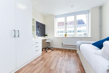 1 bed flat, College Square East, Holylands, Belfast, BT16DJ - Image 1